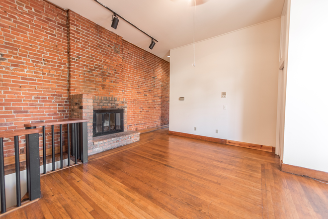 Living Space - 18 E. Daniels Duplex