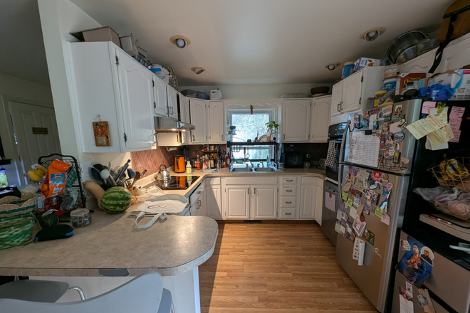 Kitchen - Lease Transfer in large house with friendly grad roommates