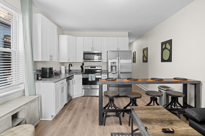 kitchen living space - Spacious Renovated 3BR/2BA Sleeps 6 + Parking Apartments
