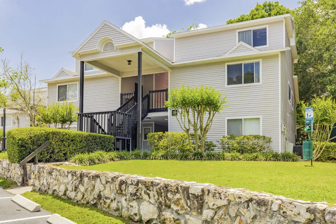 Outside - Greenwich Green – Master Bedroom with Private Bath