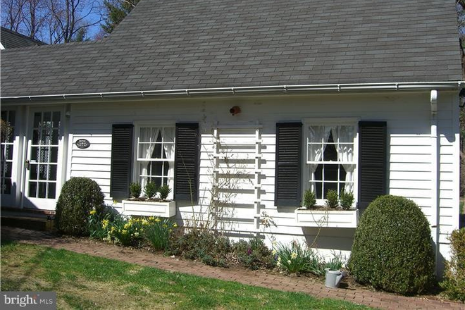 Side of the house with separate apartment entrance - Studio apt-Rosedale Rd-Princeton