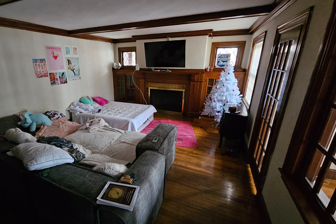 bed - Huge 4 bedroom unit that fits 6 easily! Large rooms, 2 bathrooms, modern eat-in kitchen, 2027 Apartments