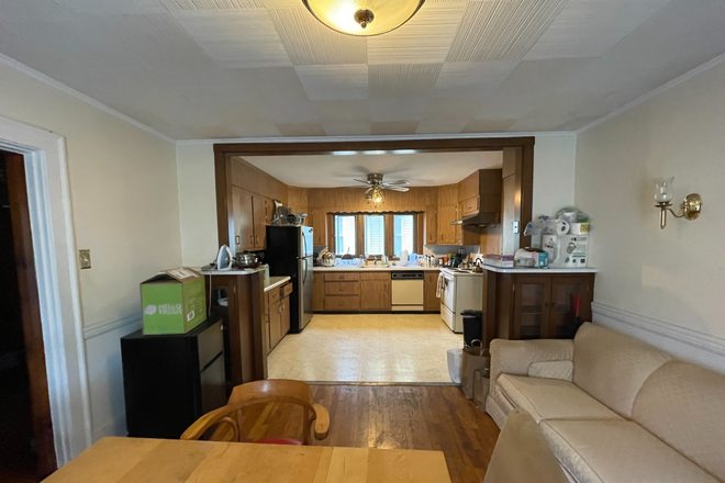 Kitchen - Large 3-bedroom apt with master suite and office near Tufts