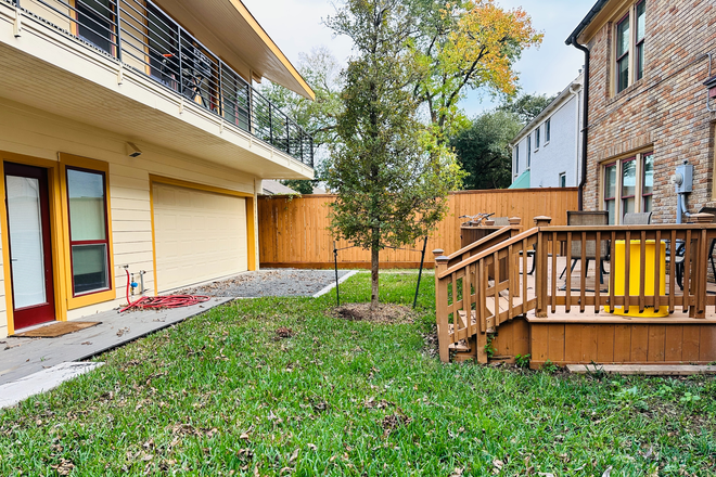 Yard and 2 car garage view. - Newly Constructed Stunning 3Bed/3Bath Cottage in Historic Neighborhood.  1.8 miles from campus. House