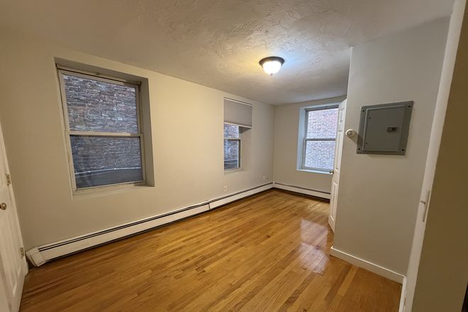 Call NOW for showings! 617-236-8600 - FLEET ST - *NO FEE* LRG MODERN 1BR/1BA IN NORTH END *AVAIL NOW* W/ DW, EIK, LNDRY IN BLDNG Apartments