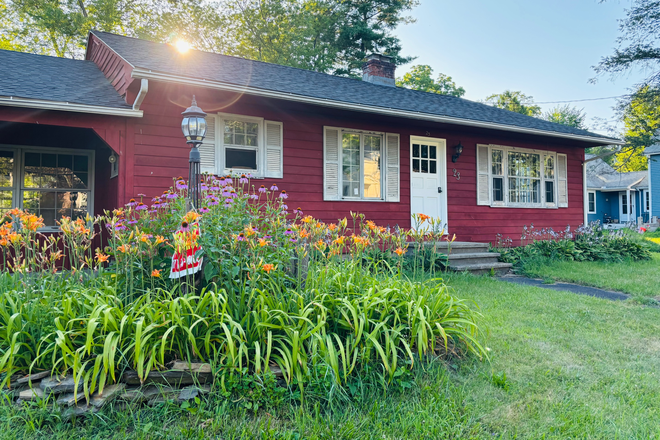 Frontier - Rooms in 4-Bedroom Home Just 5 Minutes from UMass Amherst!
