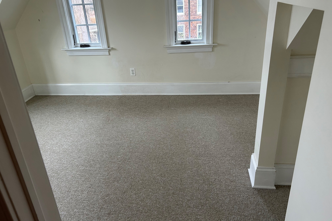 3rd floor bedroom - Large Restored House in Roland Park
