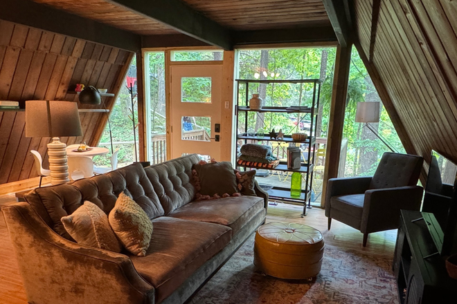 Living room - Retro a-frame on 1/2 acre wooded property - 6 minutes to UNC House