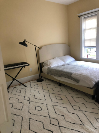 - - Close to Campus! Spacious 3 Bed w/ Heat & Hot Water Included w/ Laundry in Building