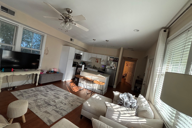 Living Space - white chairs will not be present during lease - Apartment for Sublet in June/July 2026