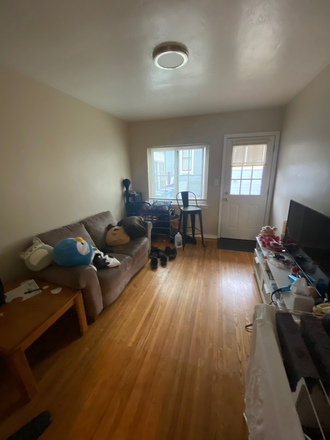 livingroom1 - Single available now through May 22. Apartments