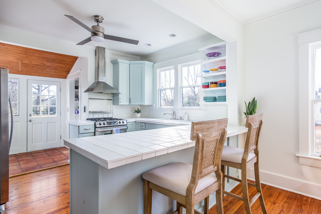 Kitchen Counter - Sylvan Park Center! Cheerful, Light Filled & Newly updated - 6 min drive Vanderbilt & 10 min to DT