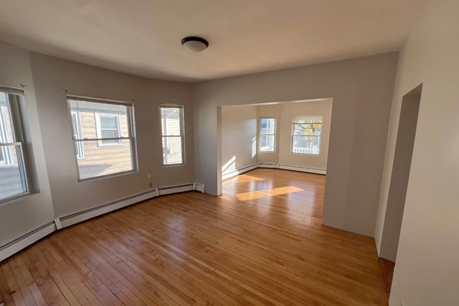 Common sace - Searching for female roommate Townhome