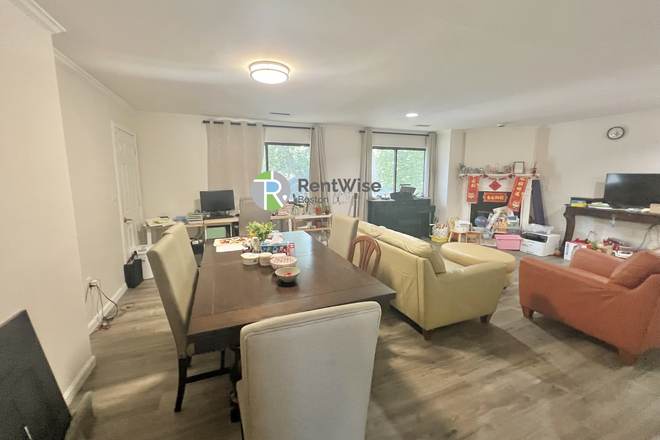 Dinning Room - *Avail 8/25*Short distance to Shuttle bus line! Belmont 3BR/3BA Townhouse, Central Air, In-Unit W/D