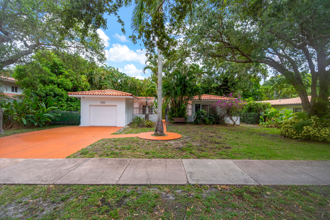 front - 5 bedroom/2 bathroom house for rent right next to campus!
