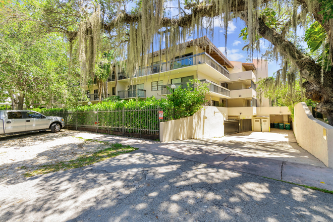 Front of building - Apartment close to campus