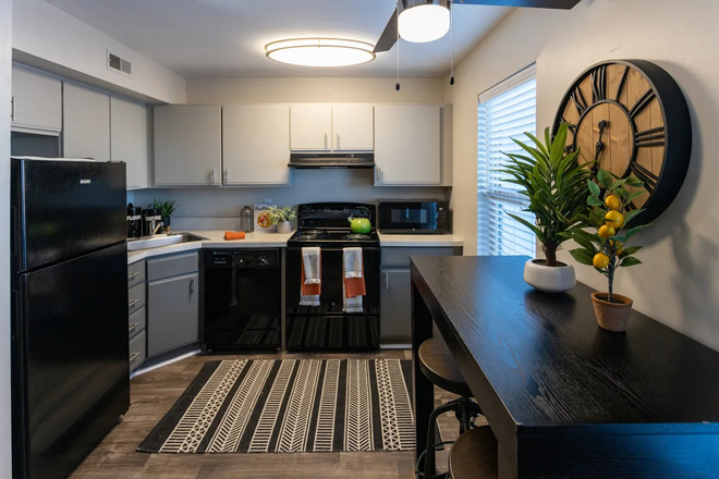 Kitchen - Fully Furnished, Private Room in 2Bed/1Bath (12 mins walk from UTK)🍊 $910 Apartments