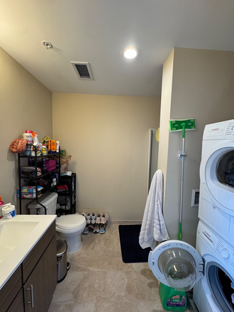 bathroom; all storage spaces will be cleared for your things - Studio apartment on WashU med campus, 10 min drive to Danforth