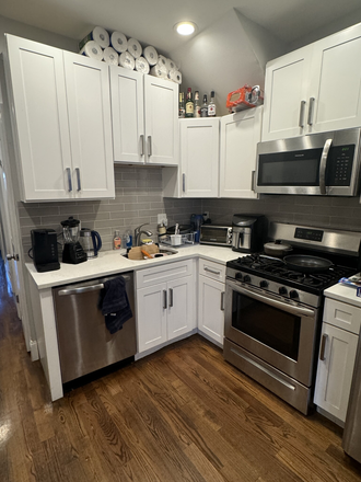 LIVING - BEAUTIFUL 4 BED/2 BATH AVAIL. 1/1/26! ONLY HALF BROKER FEE! Apartments