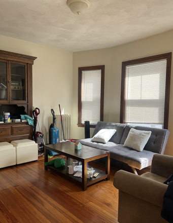 Super spacious and clean living room! Cleaned weekly. - Clean, cosy house close to campus