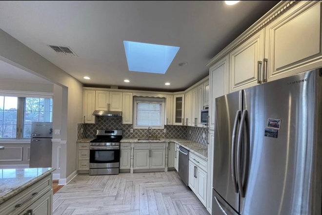 Kitchen - Bayside Mansion - roomates wanted. 4 min away from bell blvd House