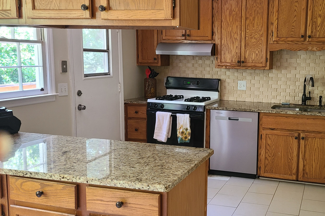 Kitchen - Renovated house 10 min from KSU