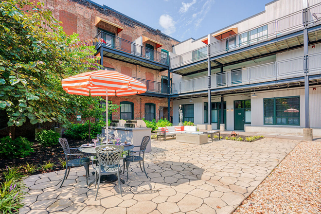 Enjoy meals and friends in our courtyard - Wireworks Lofts in the Square
