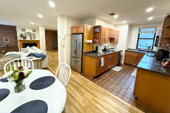 Kitchen - 3 Bed Duplex on Gainsborough!! Condo