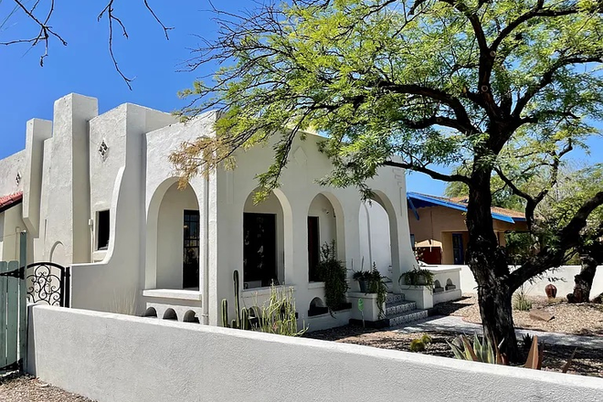 Front of House - 3 bed, 1 bath, historic home - 15 minute walk to U of A