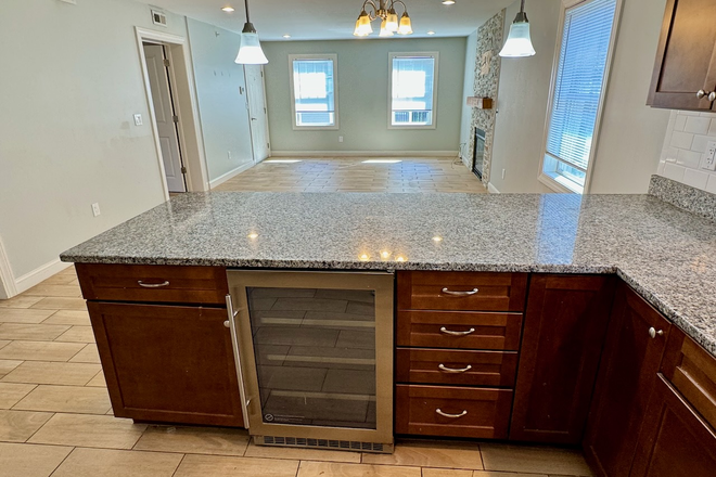 Kitchen - 4 Bed 2 Bath Single Family! Great Grad Housing Off-Campus!!