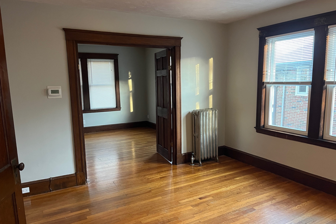 Living/Dining space - Apartment close to campus