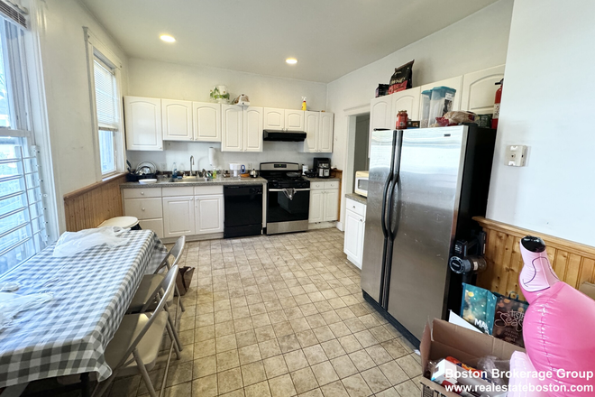 kitchen - 3 Bed, no livingroom with Washing/Dryer in the unit Apartments