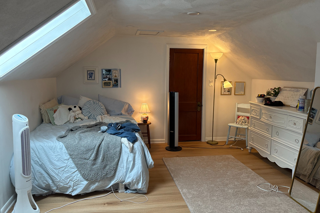 Bedroom - Room & Personal Bathroom Near Tufts Campus Apartments