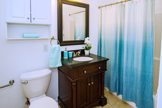 Bathroom - FIRST FLOOR AFFORDABLE FURNISHED SINGLE ROOM,private bathroom, STUDENT HOUSING AT HOPKINS VIEW Townhome