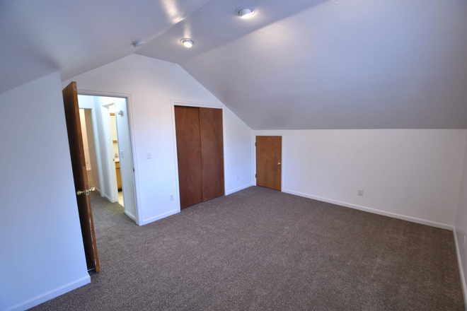 Bedroom - Spring 26- House near Folsom and Business School