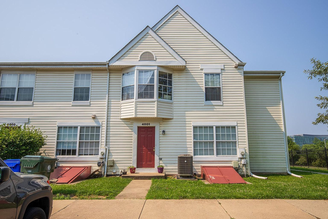 Outside Front Entrance - Spacious 6BR/2BA townhome 1 block from UMD campus on campus shuttle route