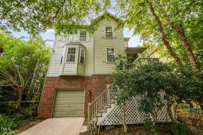 Outside front of house - 1bd in a 5bd house w/ shared bathroom - $400/month (sublease Spring 2027)