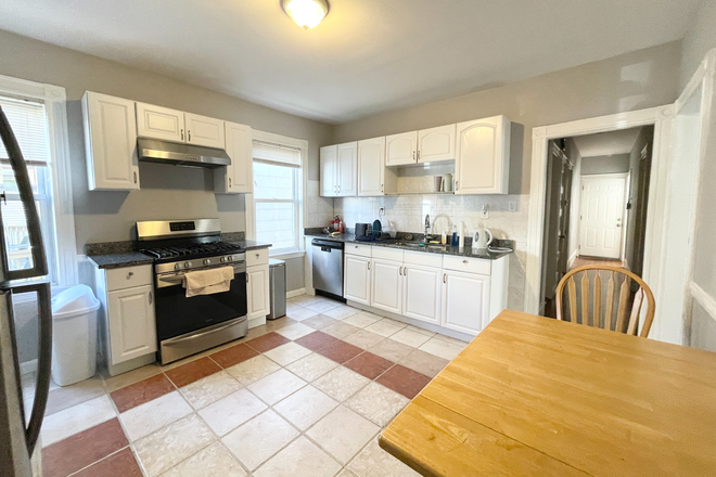 Kitchen - Affordable 4 Bed on Taft St