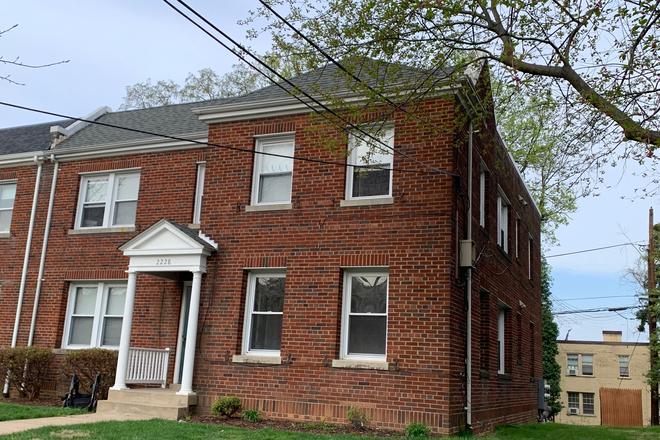 Front - $2,200/mo  - 1BR + Den / 1 Bath