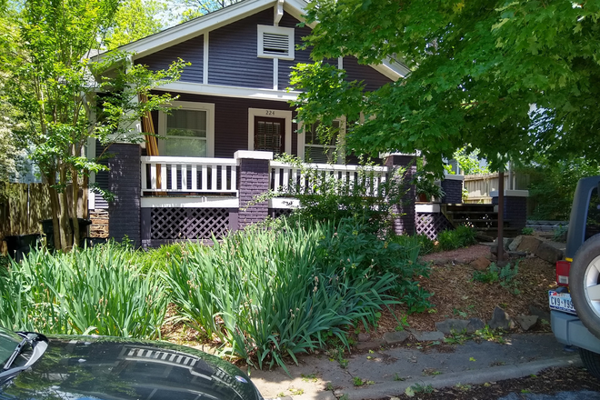 Great location!  Walk/bike everywhere! - One block off Dickson!