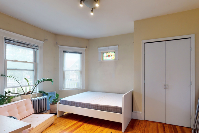 Bedroom - NO FEES! Furnished 4 bed minutes to Tufts, Harvard, MIT , Davis Sq & Red Line! Apartments