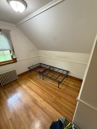 Room 2 - Room sublet for Spring (female only) House