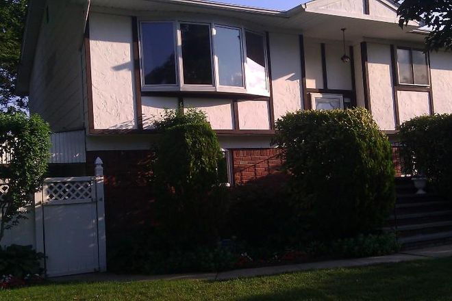 High Ranch home with two floors - Private bedroom available, one block from Hofstra House