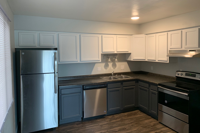 Kitchen - 414 S Dubuque St Apartments