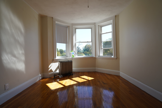 1 - NO BROKER FEE!-Close to Fenway Park-Ideal STUDIOS & BIG 1BR SPLIT-undergrad OK!-H/HW inc. Apartments