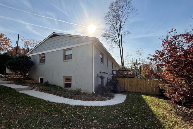 Private Entrance & yard space. - Bethesda neighborhood apartment