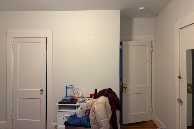 Desk and Chair - $1,250 | Spacious, Furnished Room, 10-Min Walk to BC & T | May–Aug Sublet - Lease length Negotiable Apartments