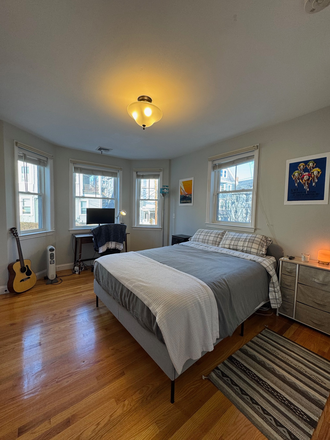 Bedroom - *PRIVATE BATHROOM* Massive Modern Room w/ Natural Light Triplex