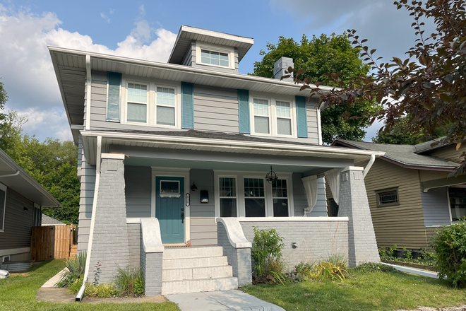 Beautiful Front porch...house is .5 miles to Notre Dame entrance - Charming Beautifully Remodeled Craftsman .5 mi from campus