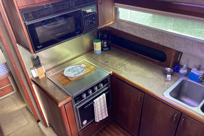 Full kitchen with refrigerator freezer - Floating Condo